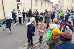 Adventmarkt-2022_mit Musik und fangen spielen