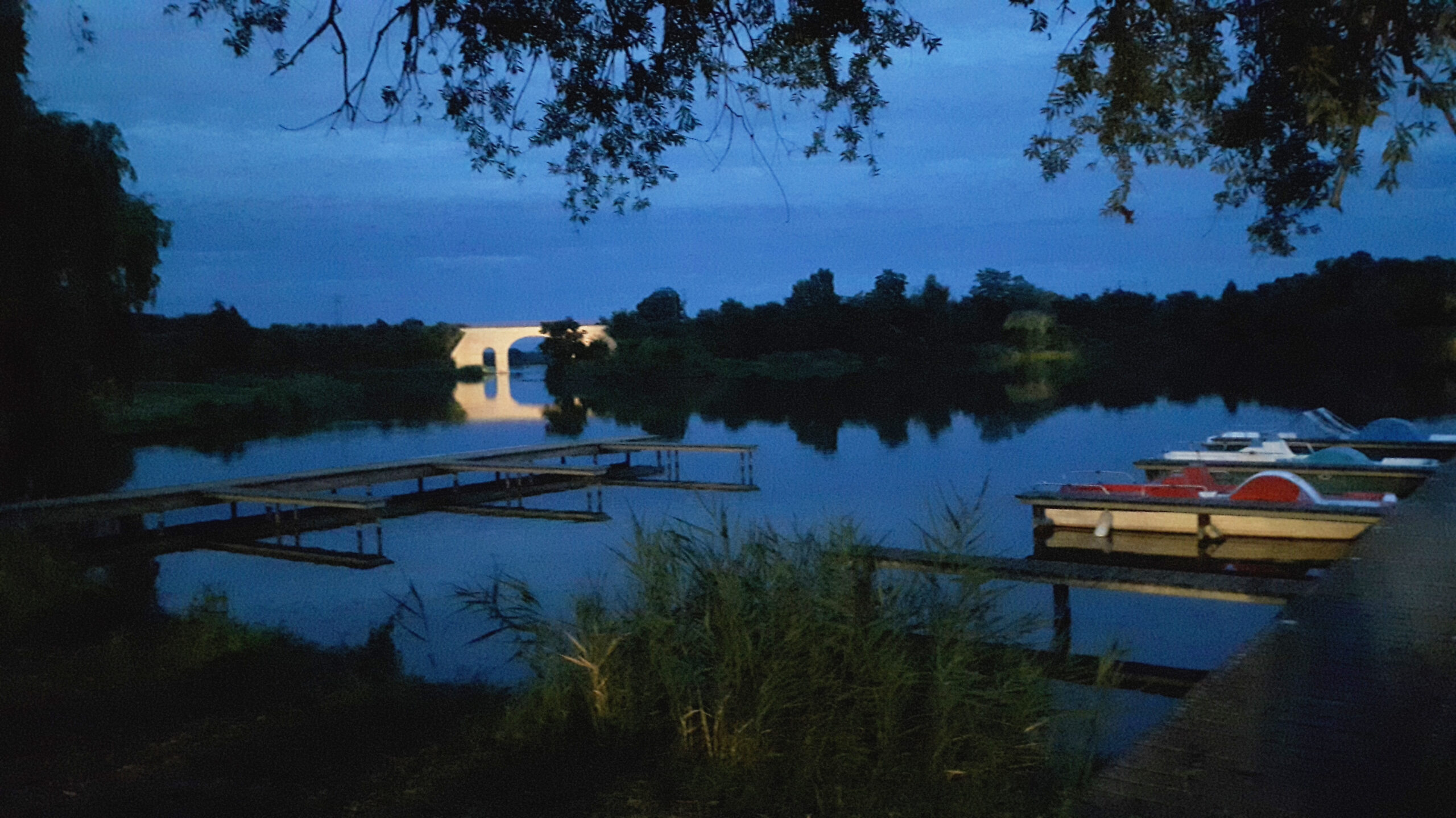 Eisenbahnbrücke in Bernhardsthal mit Teich bei Nacht