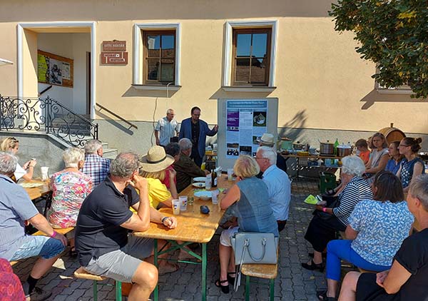 Besucher beim Tag der Museen 2021 am Museumsplatz in Bernhardsthal