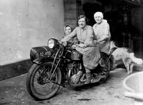 Frauen auf Motorrad