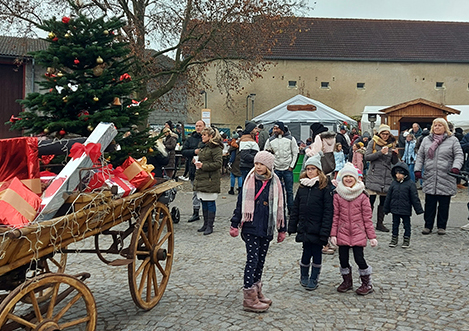 Szene vom Adventmarkt 2022 am Museumsplatz in Bernhardsthal