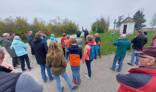 Wandertag 2024 in Bernhardsthal - erste Station an der Marien-Kapelle