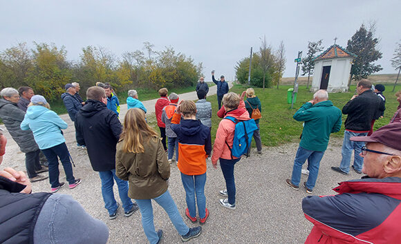 Wandertag 2024 in Bernhardsthal - erste Station an der Marien-Kapelle