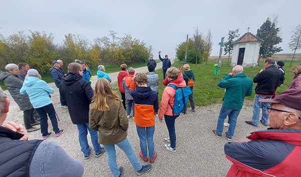 Wandertag 2024 in Bernhardsthal - erste Station an der Marien-Kapelle