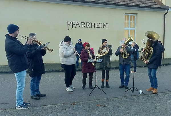 Die Ortsmusik spielte Weihnachtslieder