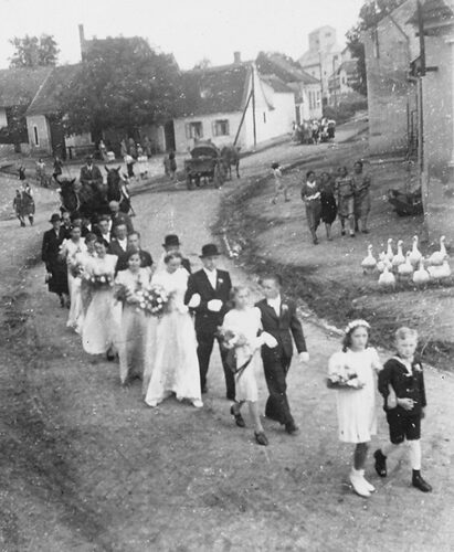 Historische Fotografie: Hochzeitszug in Bernhardsthal 1939. Foto: Sammlung Museum Bernhardsthal.