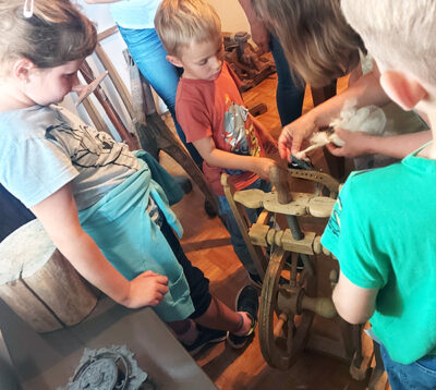 Wie funktioniert ein Spinnrad? Wie funktioniert ein Spinnrad? Kinder erforschen alte Gerätschaften beim Ferienspiel 2025