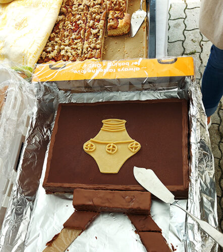 Museums-Schoko Kuchen Mit dem Logo des Museums