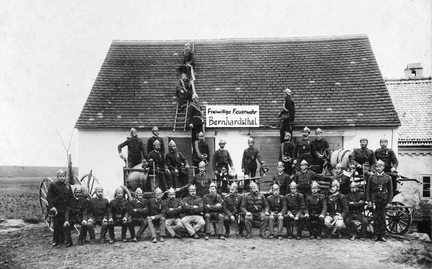Bernhardsthal Freiwillige Feuerwehr 1902. Foto: Sammlung Museum Bernhardsthal. Freiwillige Feuerwehr Bernhardsthal - die Mannschaft 1902