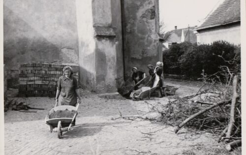 Beim Bau des Pfarrheims in den 1952 Jahren machten die Frauen die harte Zuarbeit